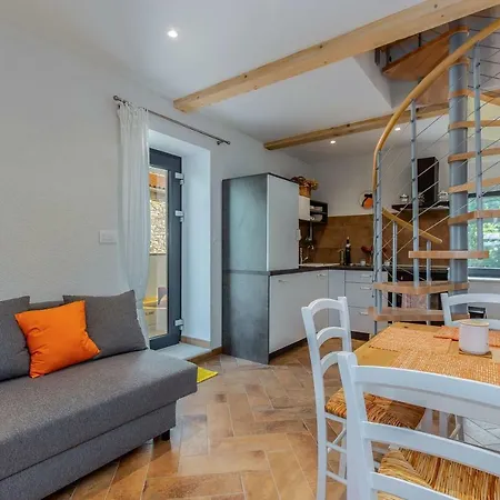 Li Apartment *