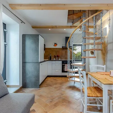 Li Apartment *