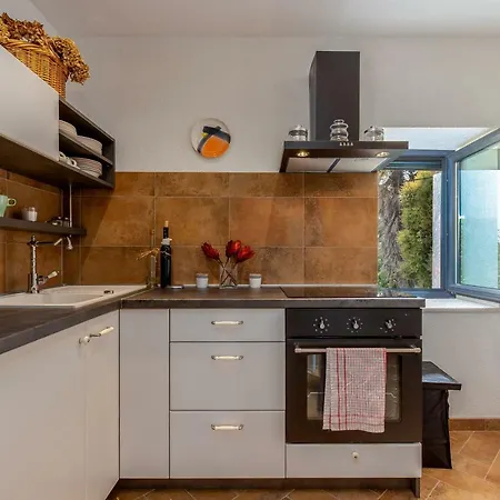Li Apartment *